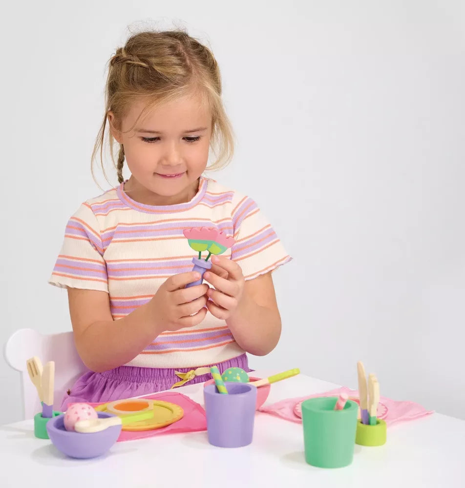 Bambina gioca con il Set Pranzo Party Time Mentari
