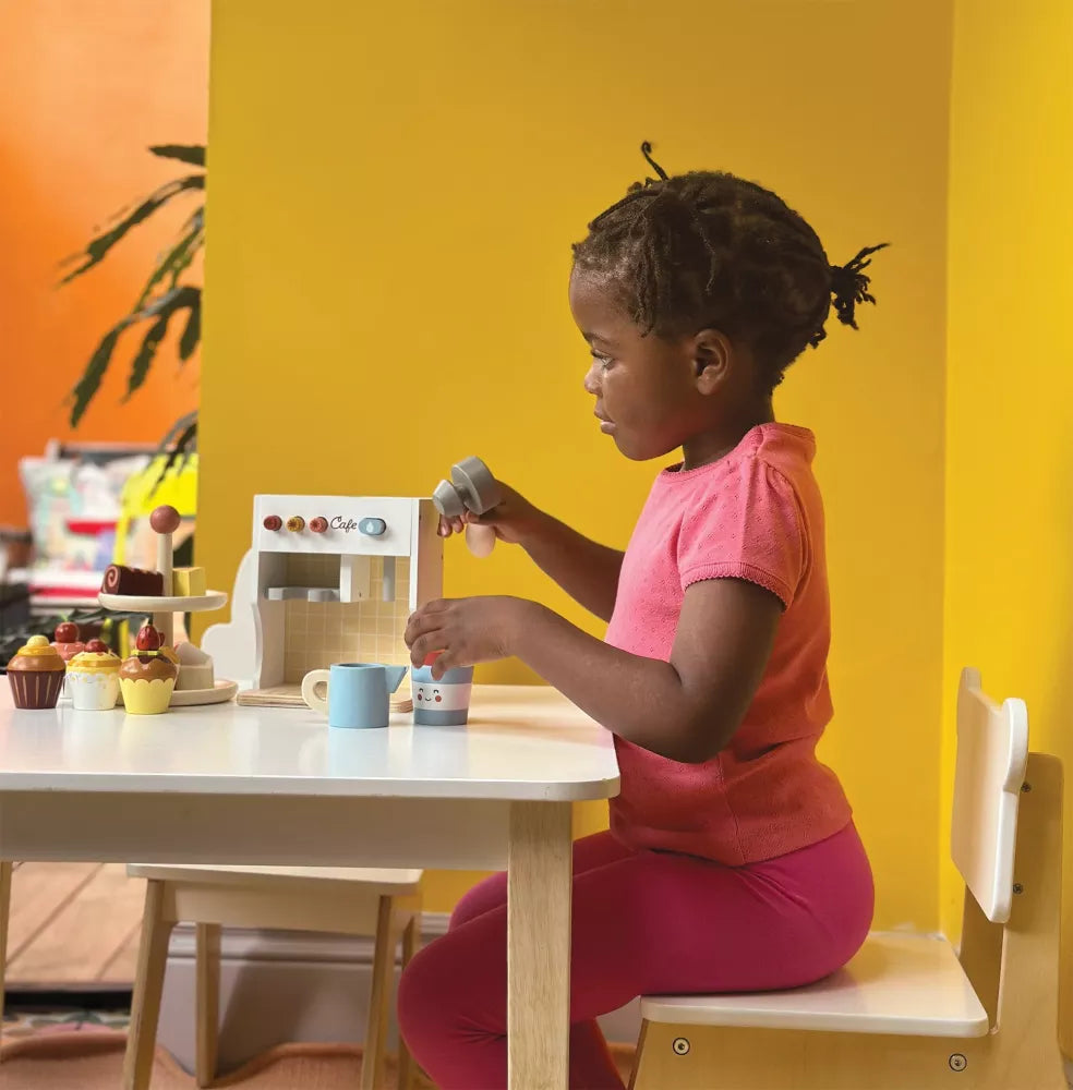 Bambina gioca con la Macchina del Caffé Mentari