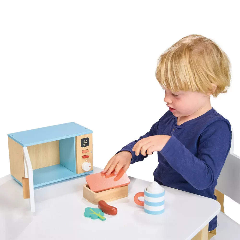 Bambino gioca con il Microonde di Legno Mentari