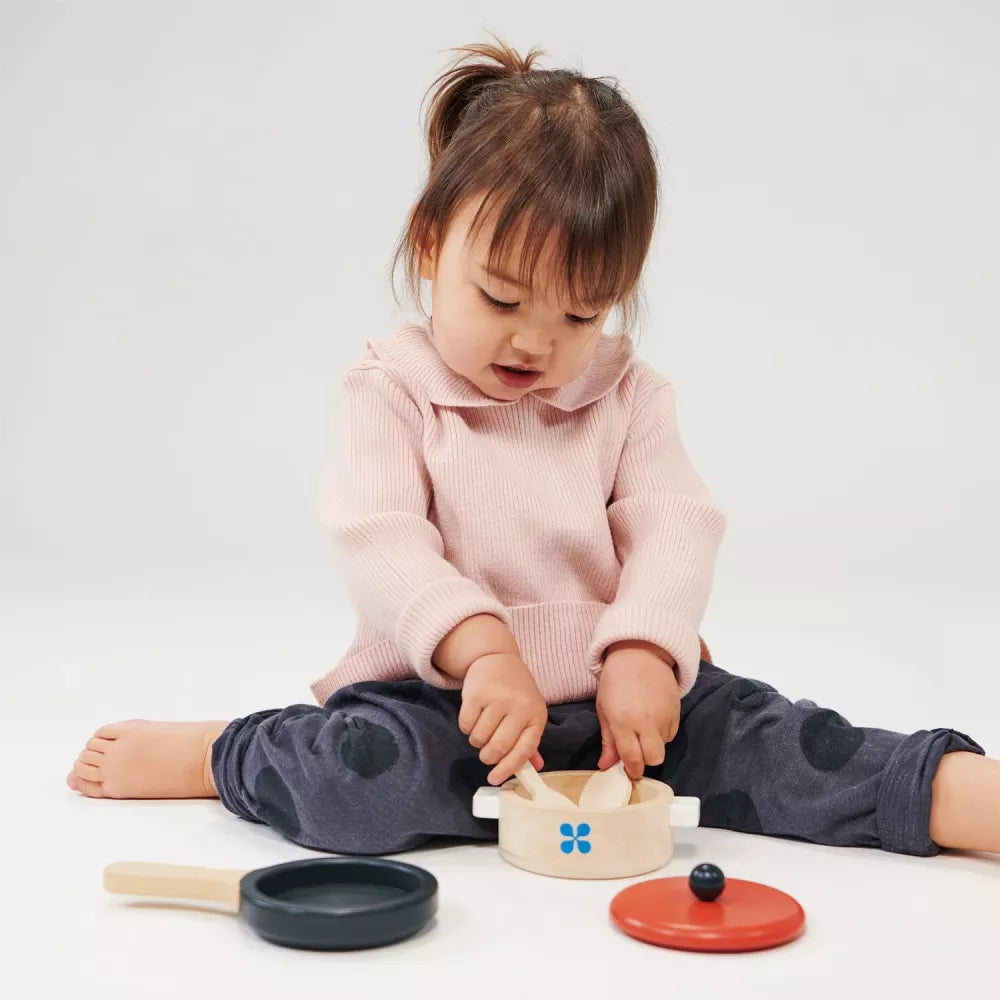 Bambina gioca con Pentola e Padella Mentari