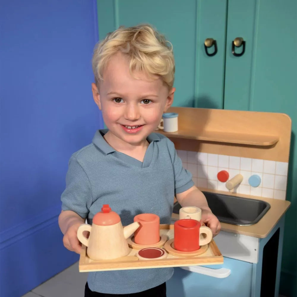 Bambino con in mano il Set da Tè Mentari