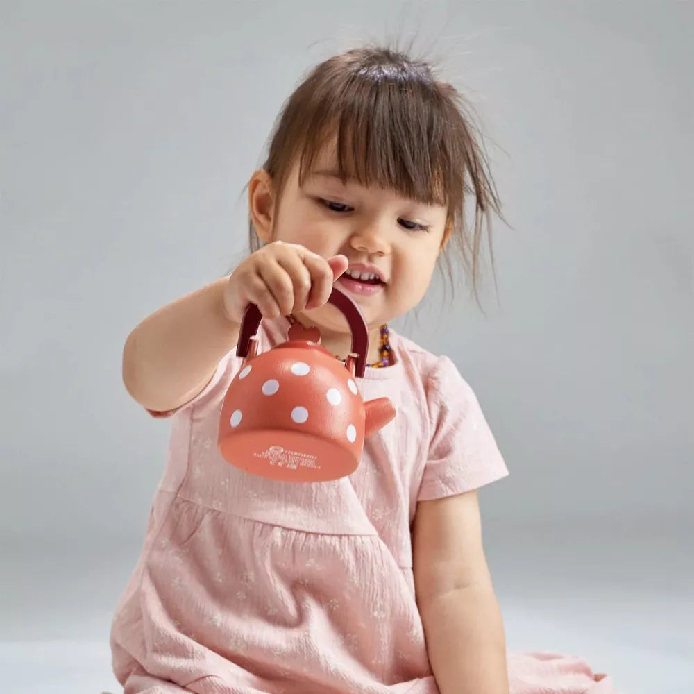 Bambina gioca con la Teiera Dotty Mentari