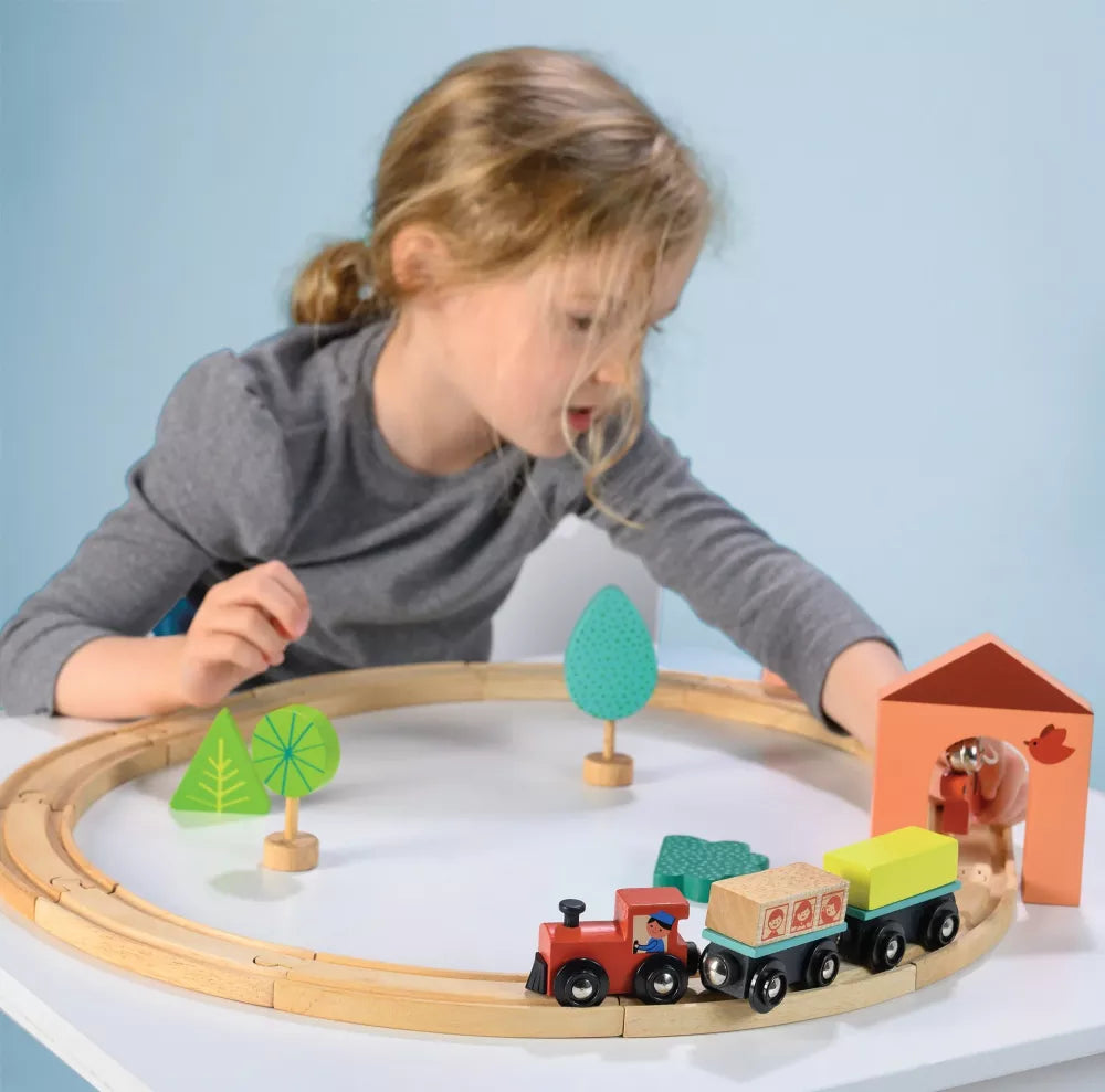 Bambina gioca con la Pista del Trenino Mentari