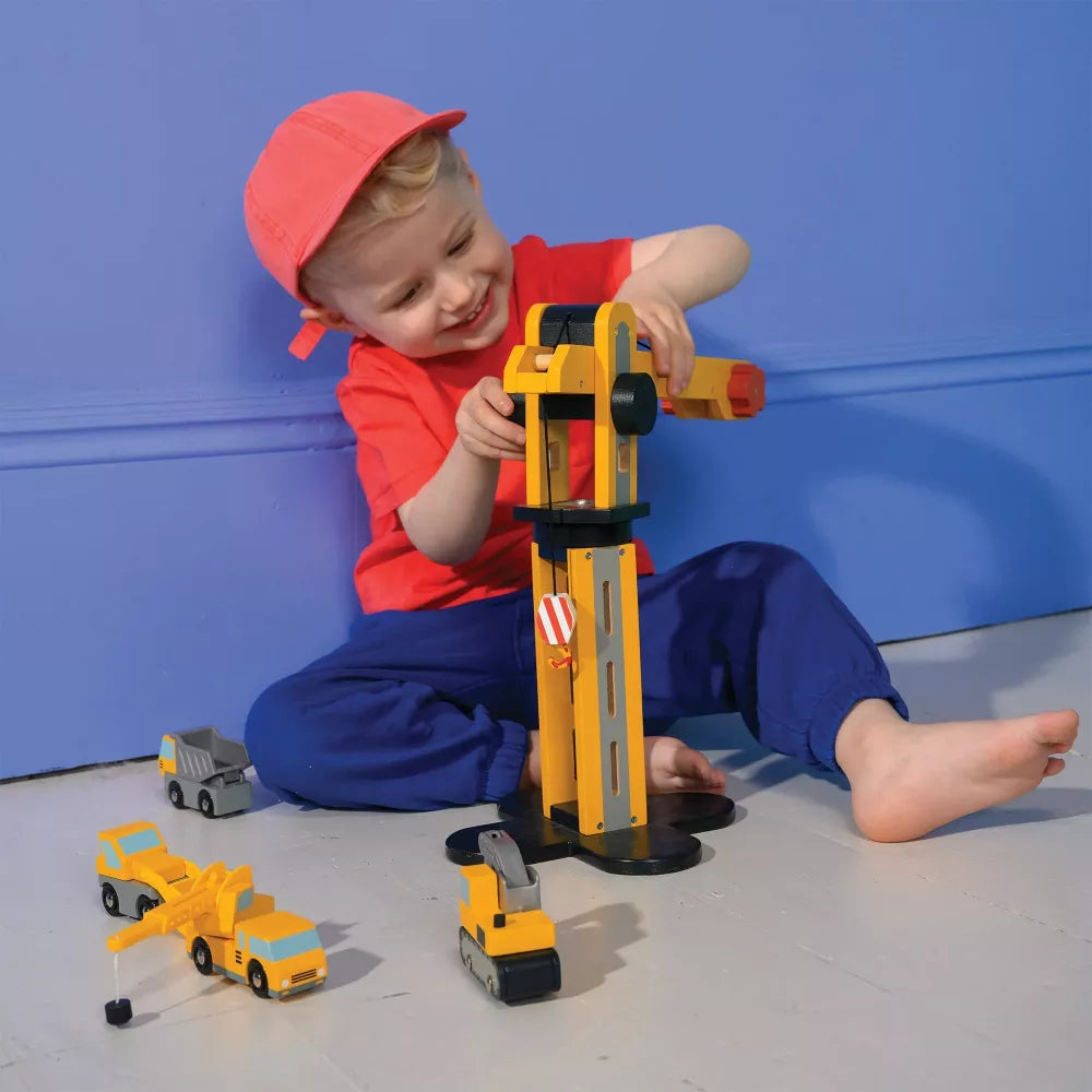 Bambino si diverte con la Grande Gru Gialla Mentari e i Veicoli da Lavoro Mentari