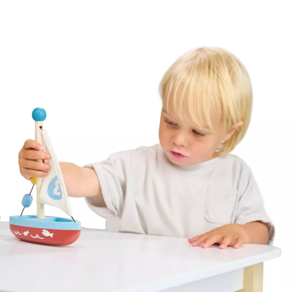 Bambino gioca con la Barca a Vela Mentari