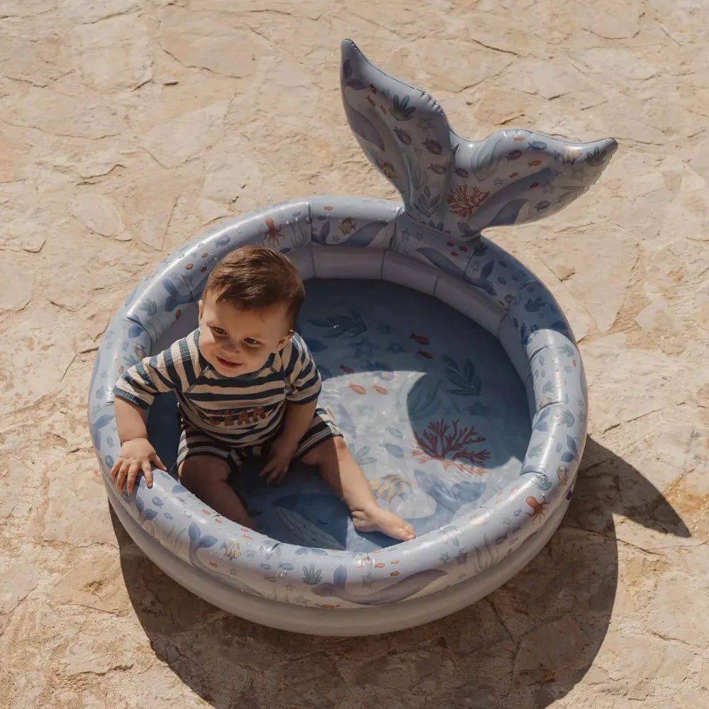 Bambino che gioca nella Piscina Gonfiabile con Coda Little Dutch 80 cm Ocean World