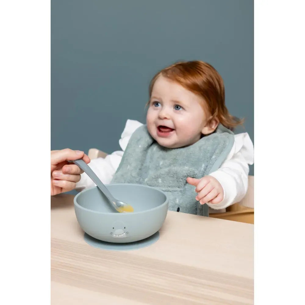 Bebè che mangia con Set Cucchiai da Svezzamento Trixie Mr. Shark