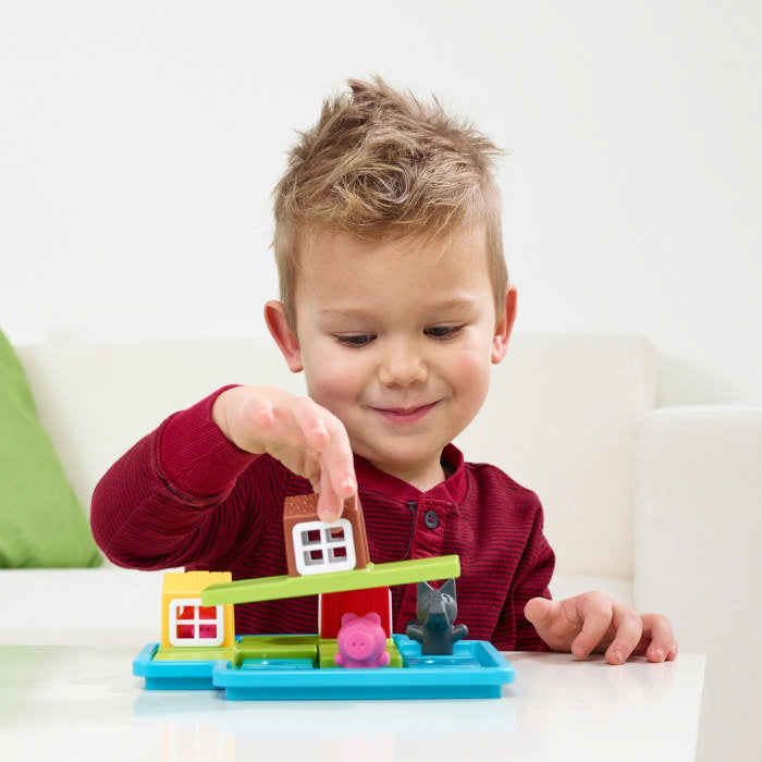 Bambino gioca con I Tre Porcellini Smart Games