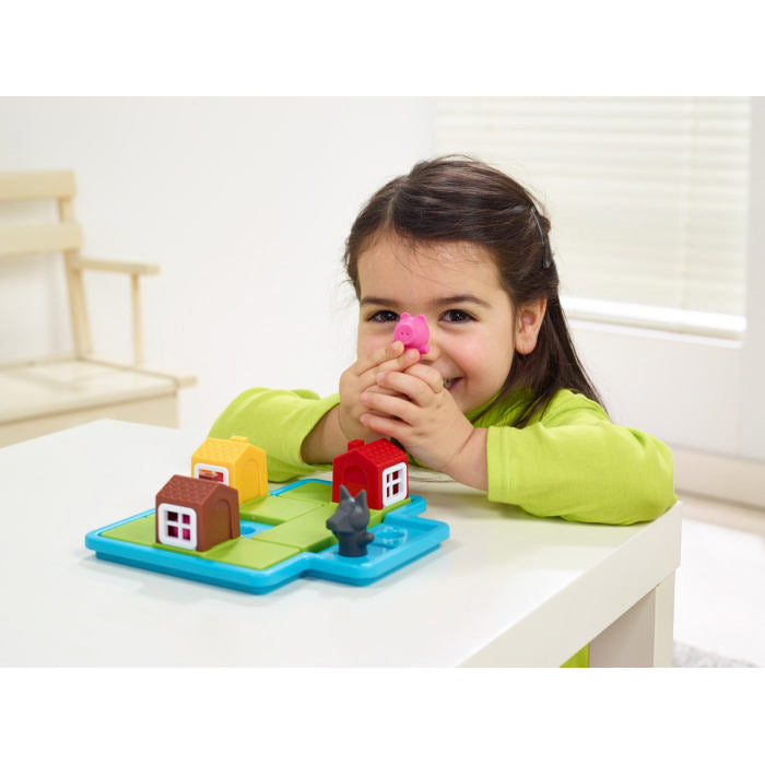 Bambina gioca con I Tre Porcellini Smart Games