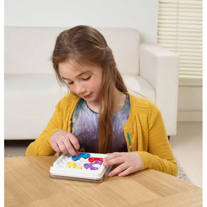 Bambina gioca con Anti-Virus Mutation Smart Games