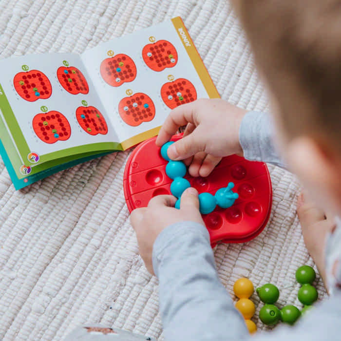 Bambino gioca con Apple Twist Smart Games