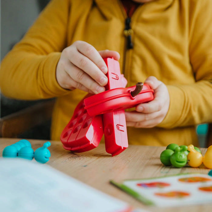 Bimbo prepara la plancia di Apple Twist Smart Games