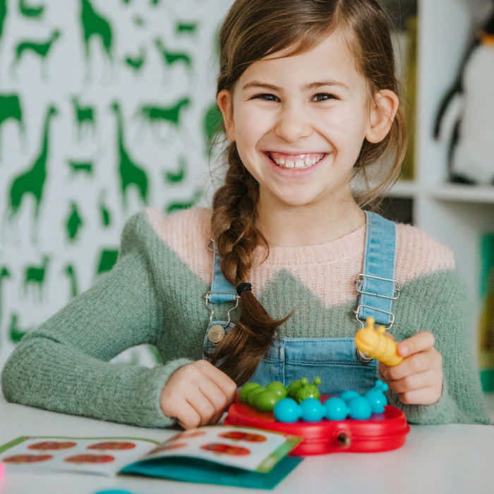 Bambina gioca con Apple Twist Smart Games