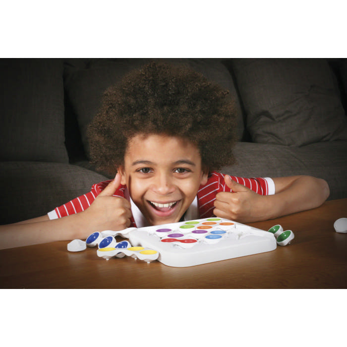 Bambino gioca con Anti-Virus Smart Games