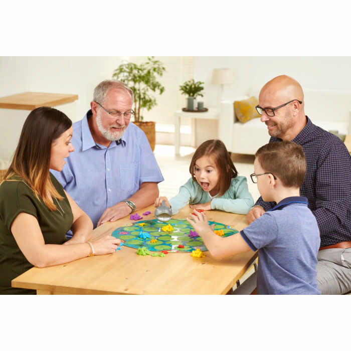 Famiglia gioca a Froggit Smart Games