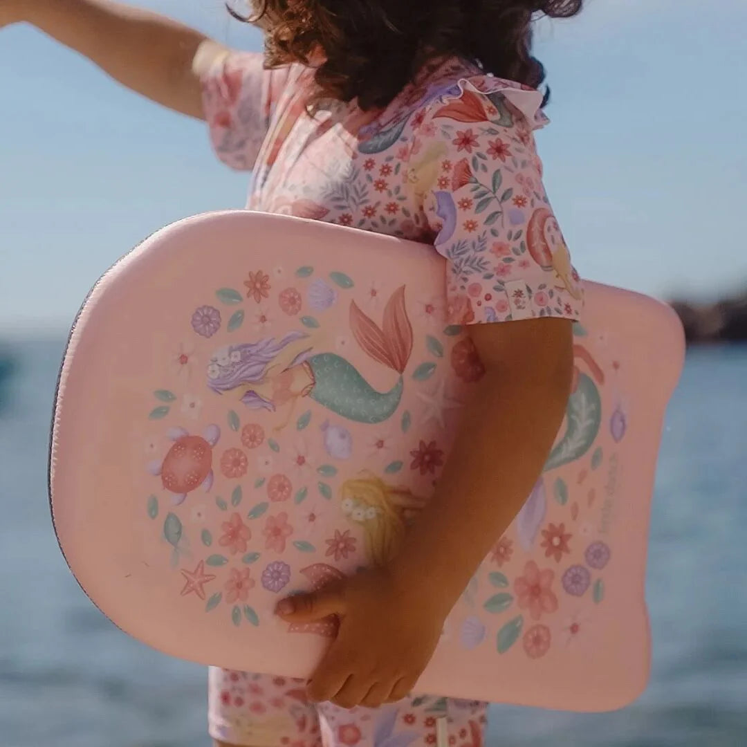 Bambina che tiene la Tavola per Nuotare Little Dutch Dreamy Mermaid