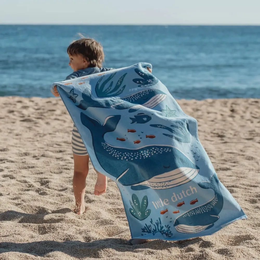 Bambino che gioca con il Telo Mare per Bambini Little Dutch Ocean World