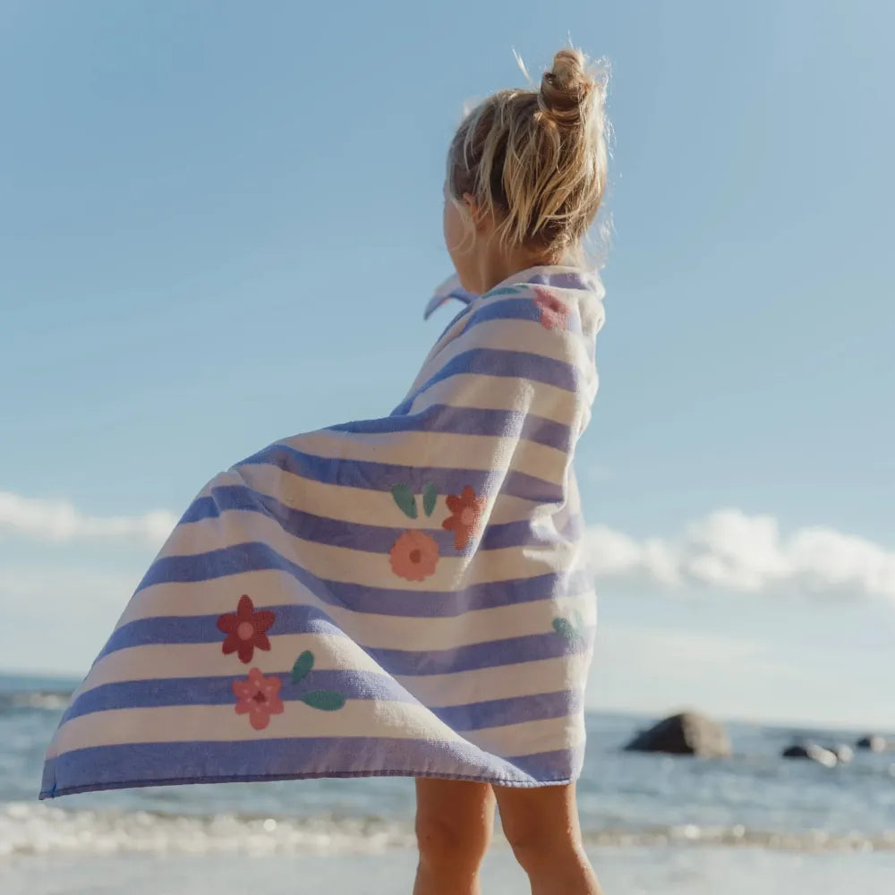 Bambina che indossa il Telo Mare per Bambini Little Dutch Dreamy Stripes