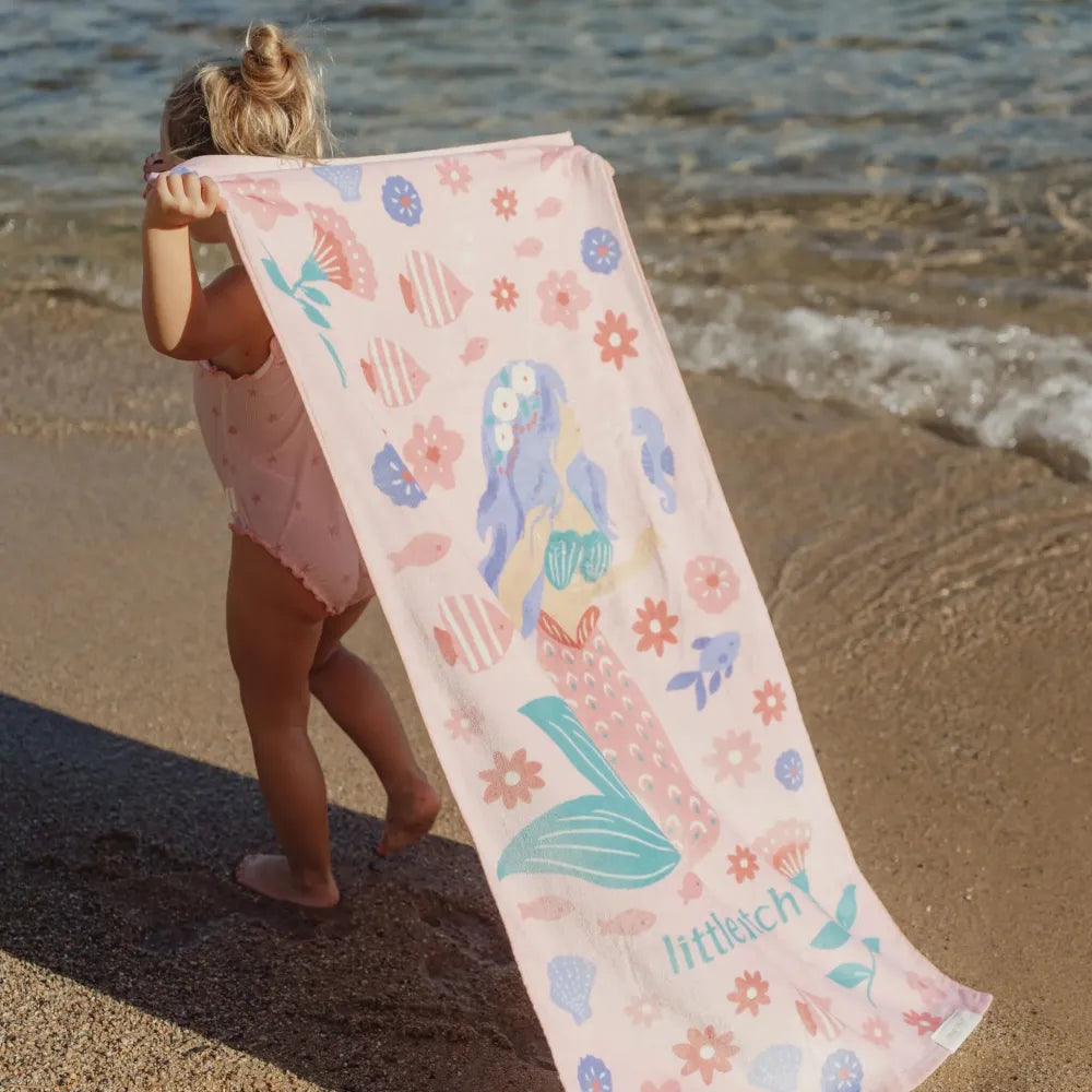 Bambina che gioca con il Telo Mare per Bambini Little Dutch Dreamy mermaid
