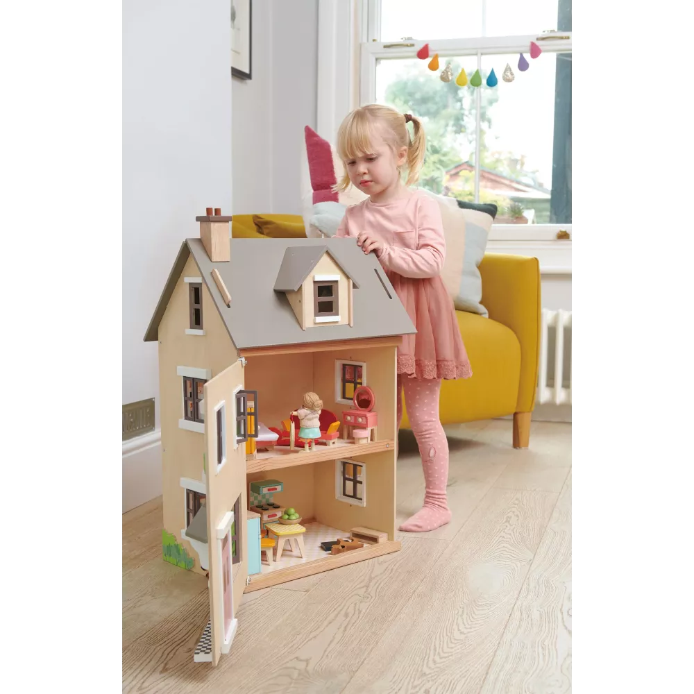 Bambina nel salotto con la Casa delle Bambole Foxtail Tender Leaf