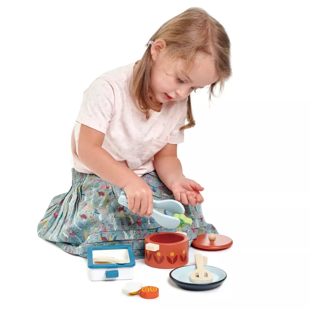 Bambina gioca con i Piatti e Pentole Mini Chef Tender Leaf