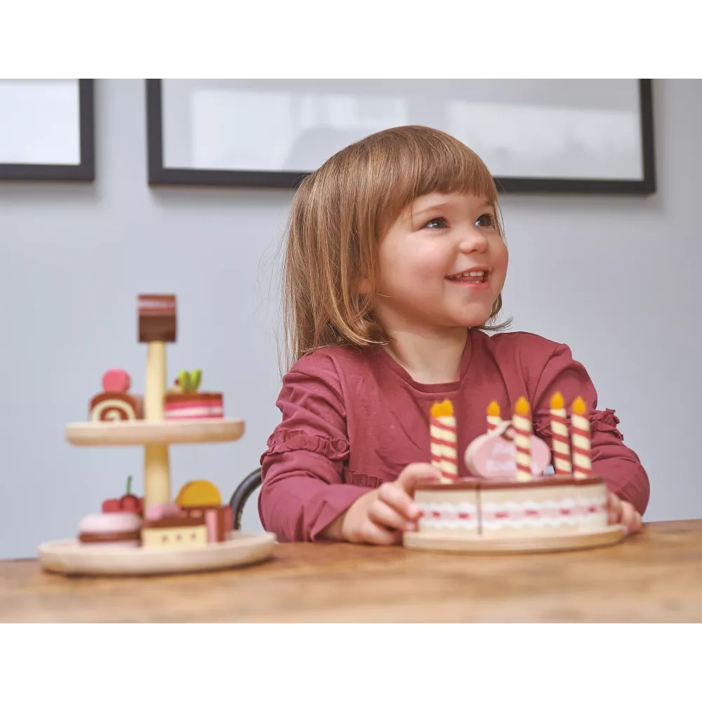 Bambina gioca con la Torta di Compleanno al Cioccolato Tender Leaf