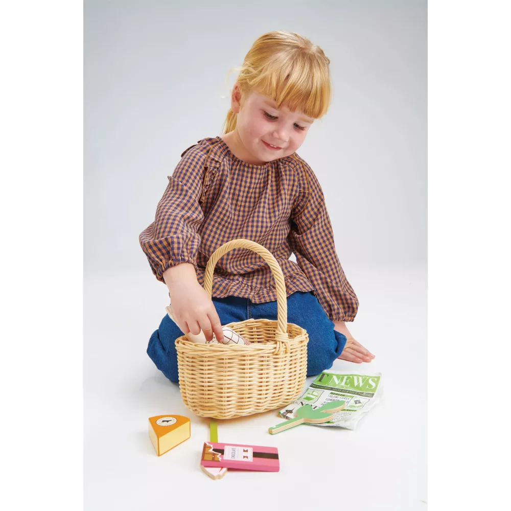 Bambina Riempie il Cestino per la Spesa in Vimini Tender Leaf