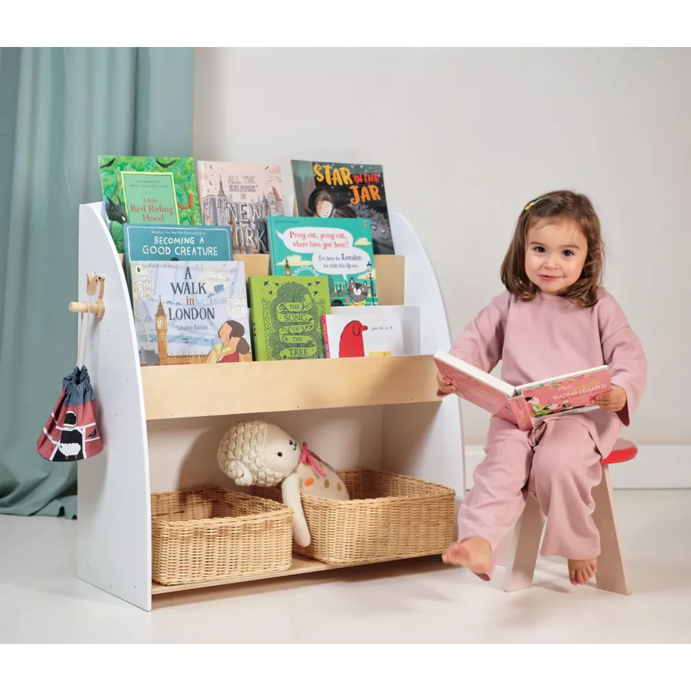 Bambina legge di fianco alla Libreria Montessori Foresta Tender Leaf