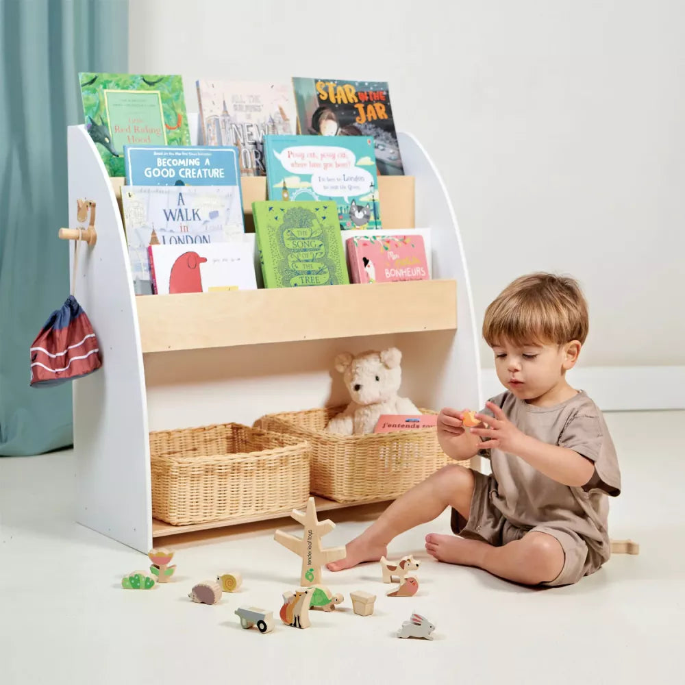 Bambino gioca di fianco alla Libreria Montessori Foresta Tender Leaf