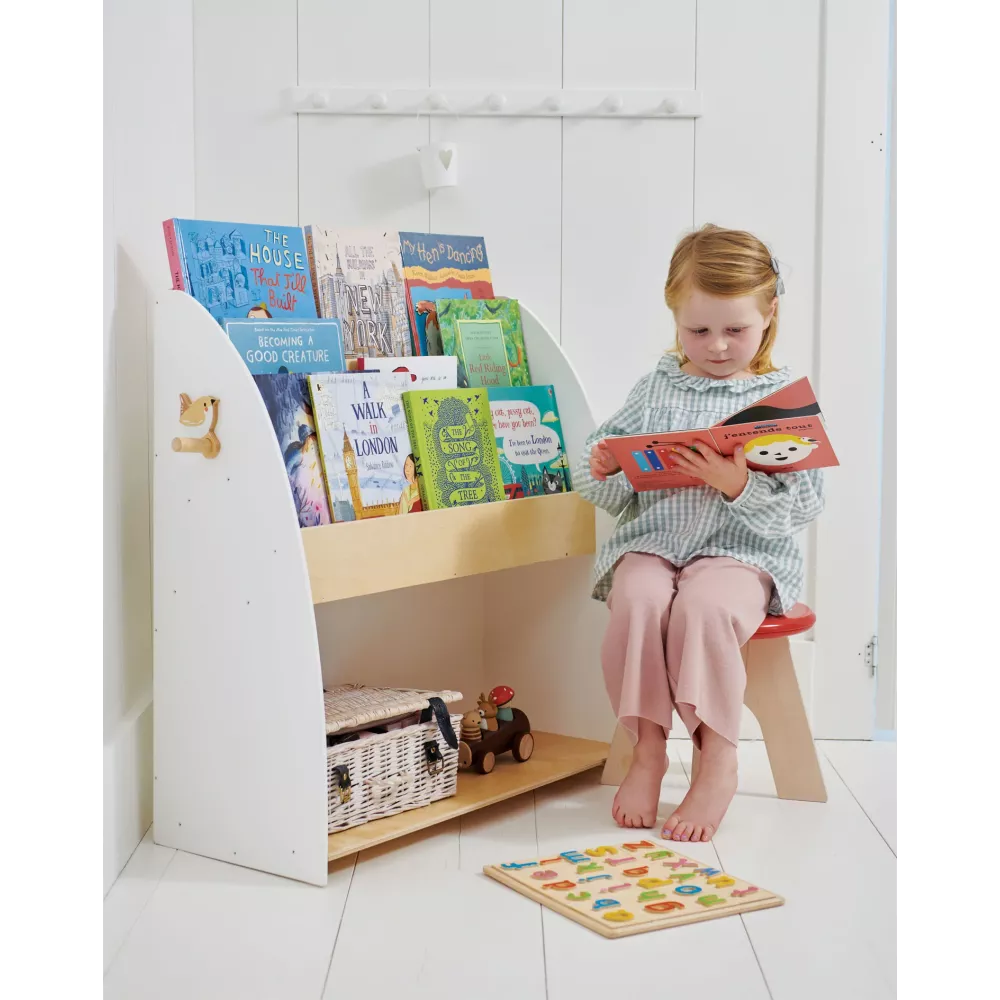 Bambina usa la Libreria Montessori Foresta Tender Leaf