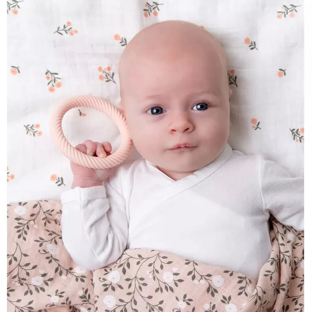 Bambina con dentinale rosa del Set Dentinali Rosa A Little Lovely Company