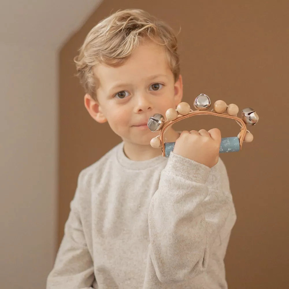 Bambino suona il Sonaglio in Legno con Campanelle Label Label blu
