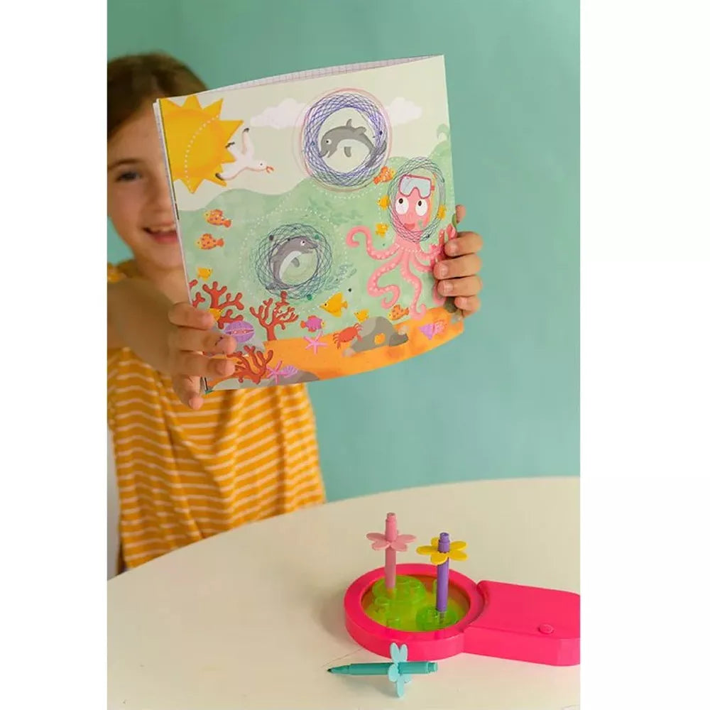 Bambina mostra il risultato del set Disegna con i Cerchi 4M