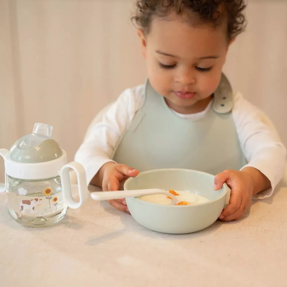 Bambino mangia indossando il Bavaglino in Silicone Little Dutch Little Farm