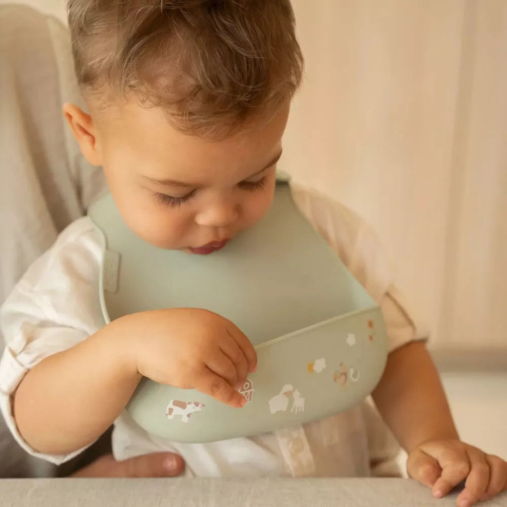 Bambino indossa il Bavaglino in Silicone Little Dutch Little Farm