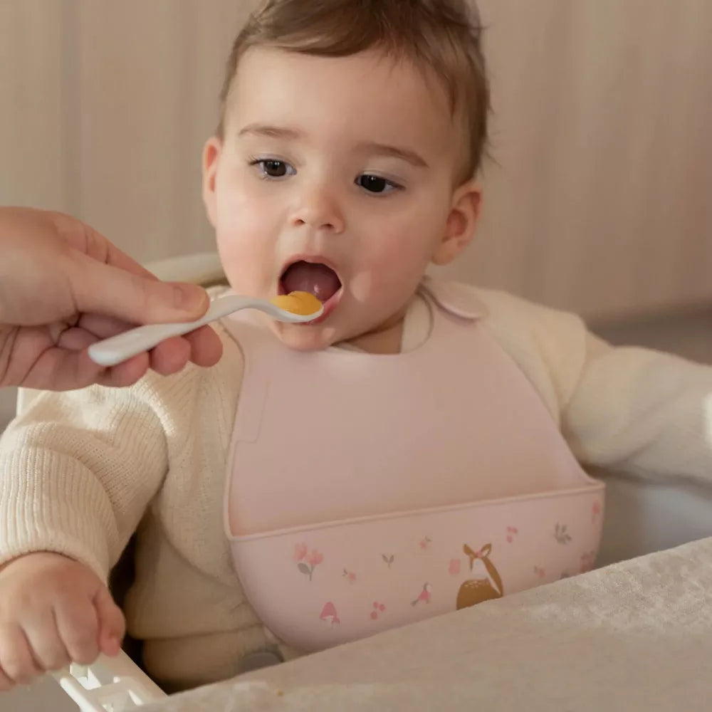 Bambina indossa il Bavaglino in Silicone Little Dutch Fairy Garden