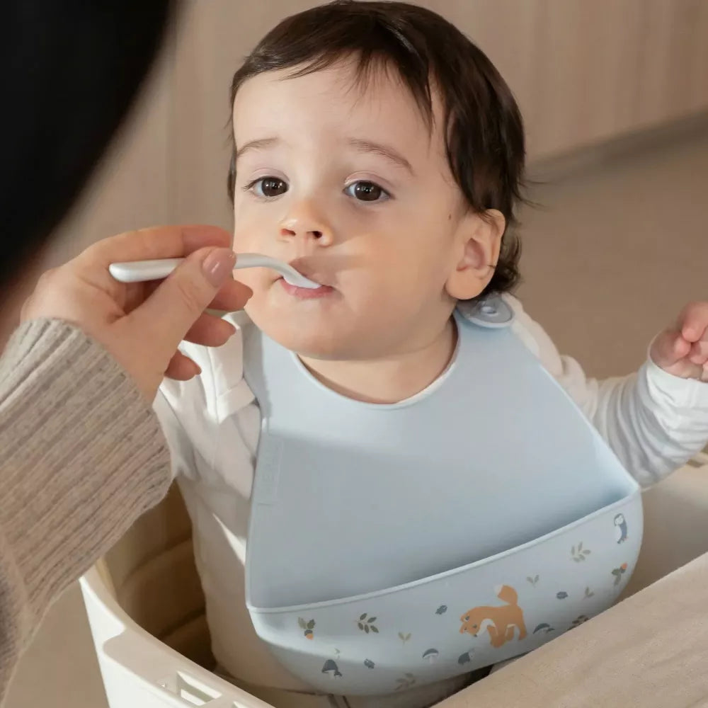 Bambino indossa il Bavaglino in Silicone Little Dutch Forest Friends