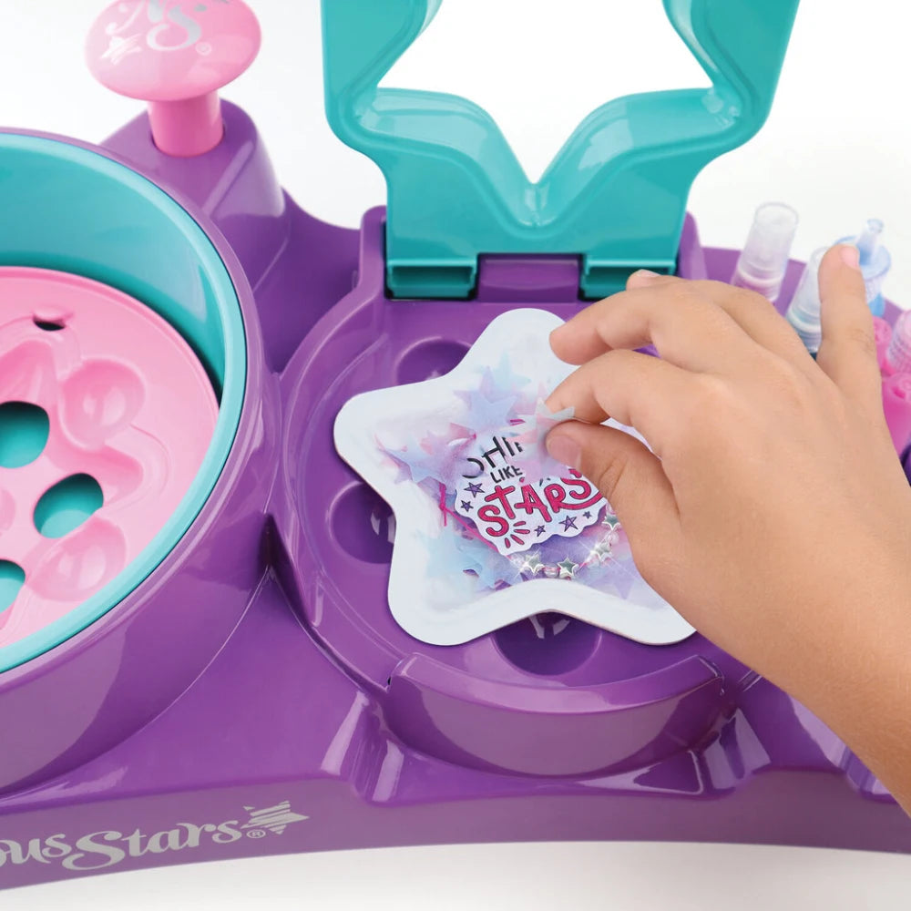 Bambina riempie di decorazioni una stella con lo Shooting Star Maker Nebulous Stars