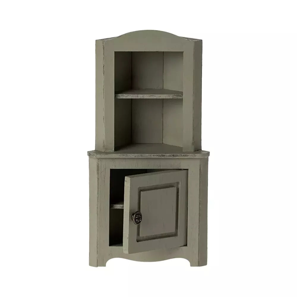 Credenza ad Angolo Verde Chiaro Topo Maileg con sportello aperto