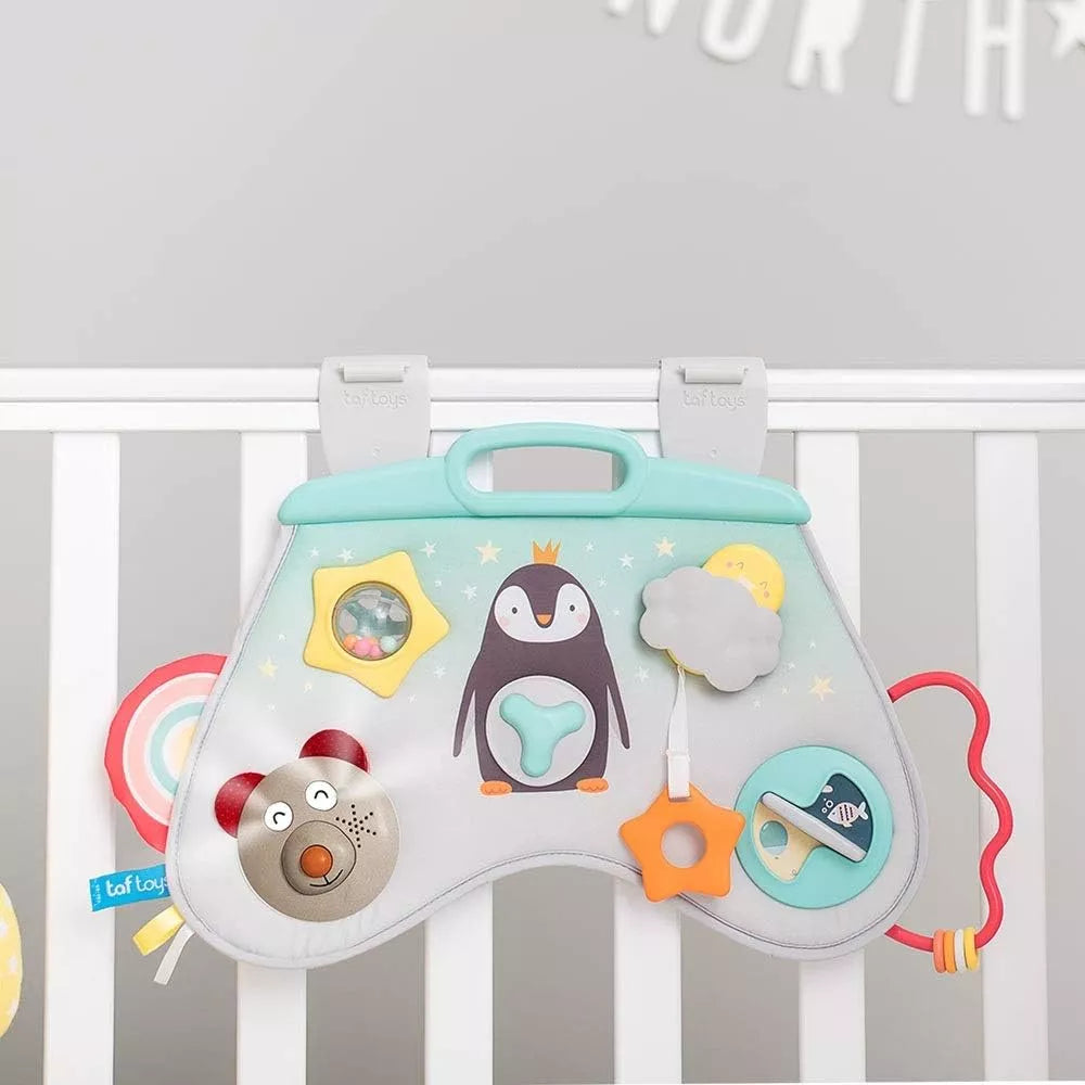 Pannello Attività Sensoriali North Pole Taf Toys appeso al lettino
