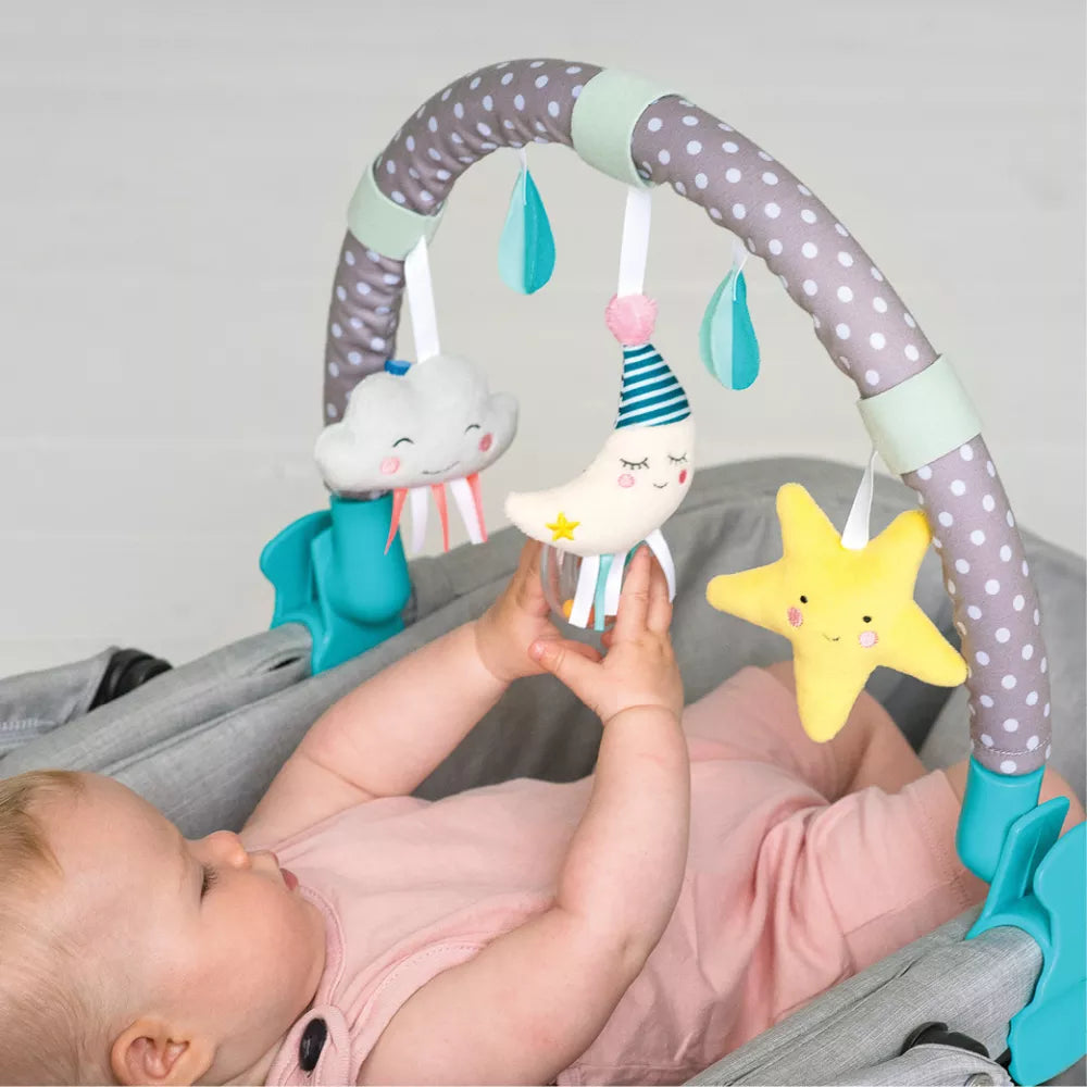 Bambino gioca con la luna dell'Arco Attività Mini Moon Taf Toys