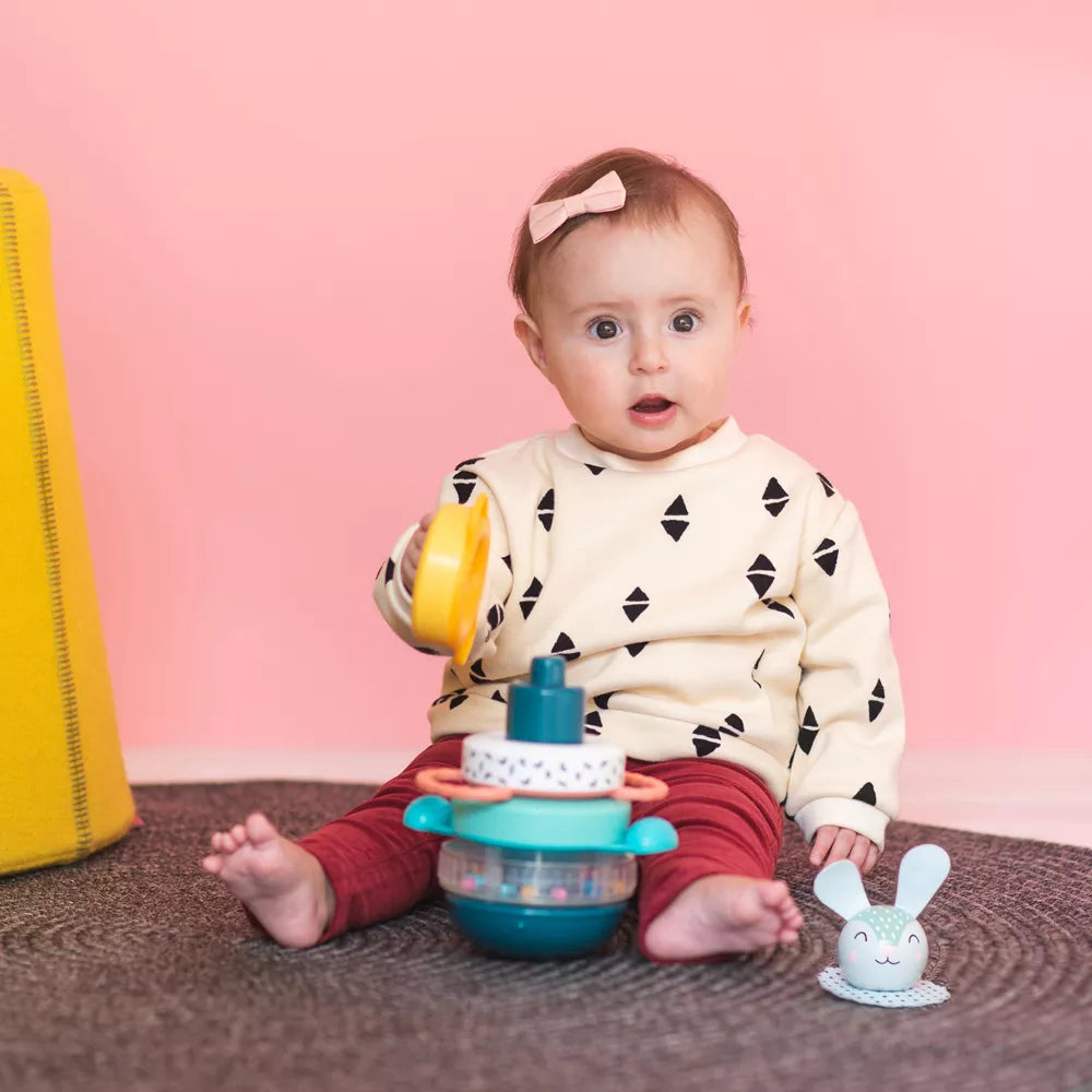 Bambina gioca con Impilabile Hunny Bunny Taf Toys