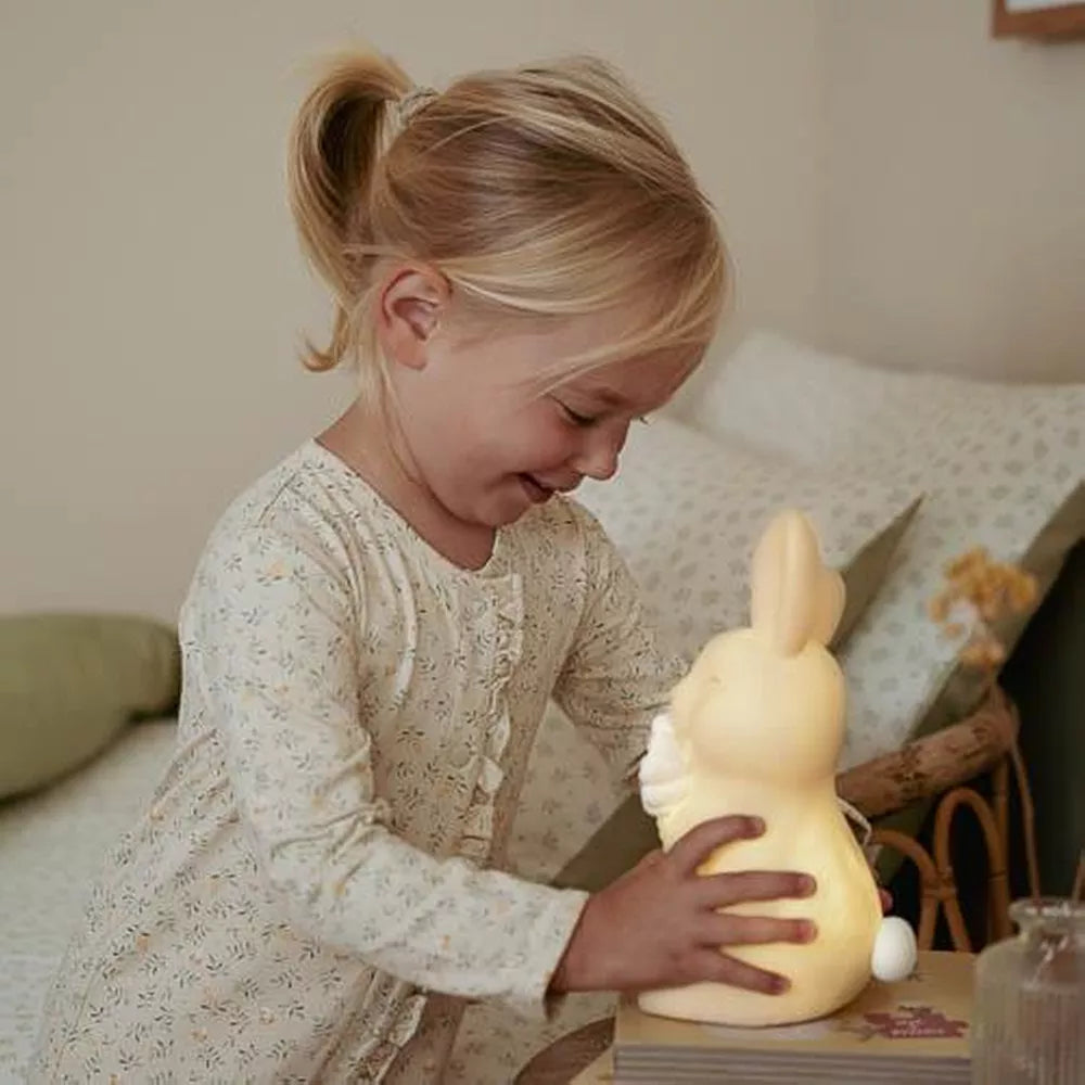 Bambina con la Luce da Notte Coniglietto Little Dutch