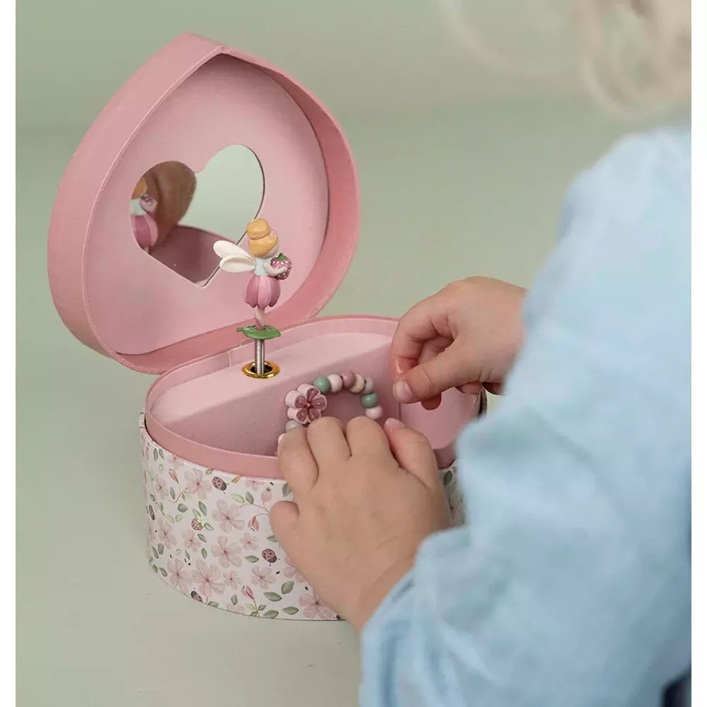 Bambina gioca con il Portagioie Musicale Little Dutch Fairy Garden