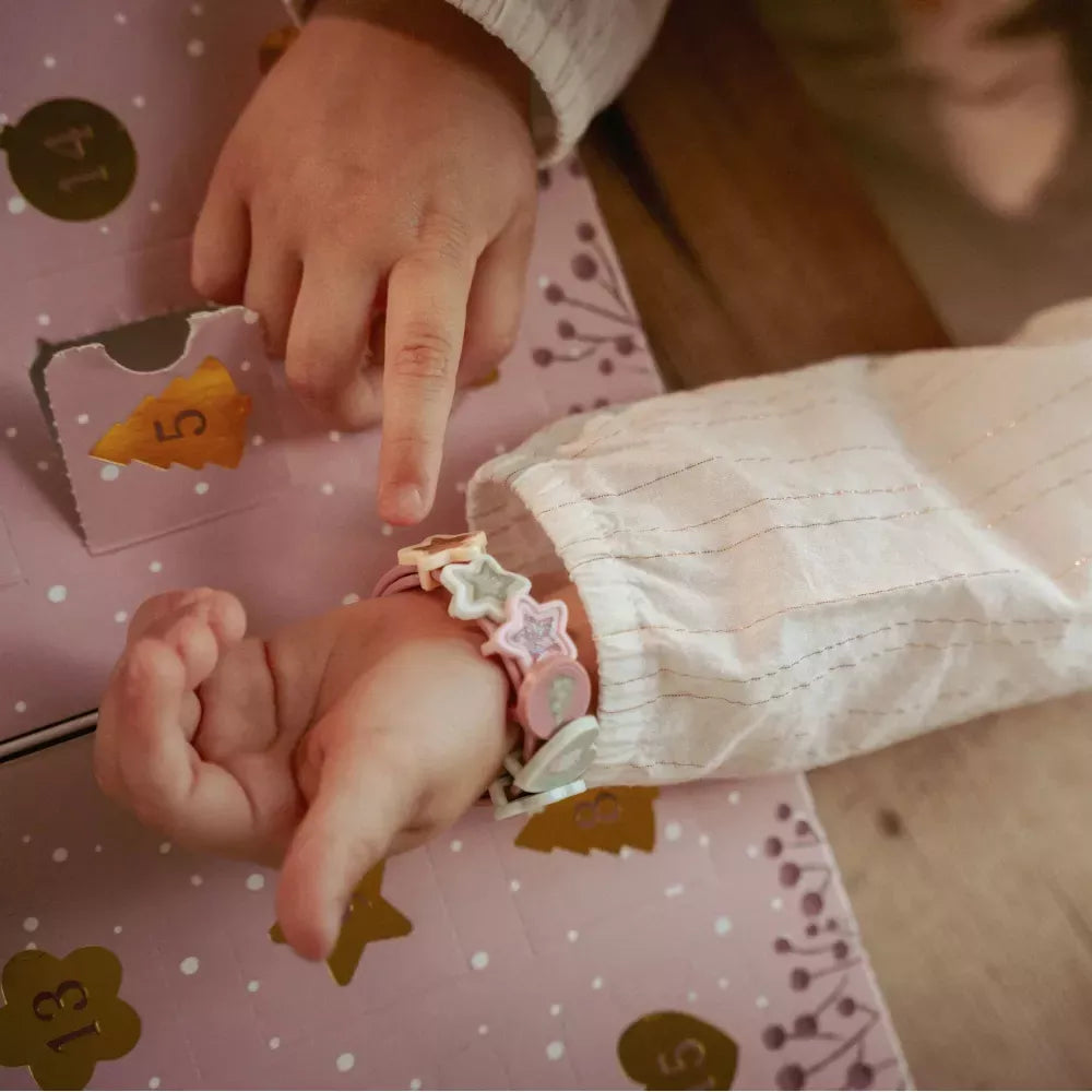 Bambina indossa un braccialetto del Calendario dell'Avvento Bracciali Little Dutch