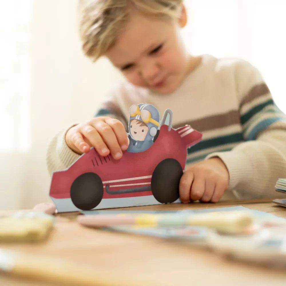 Bambino gioca con il Libro con Forbici I Veicoli di Jim Little Dutch