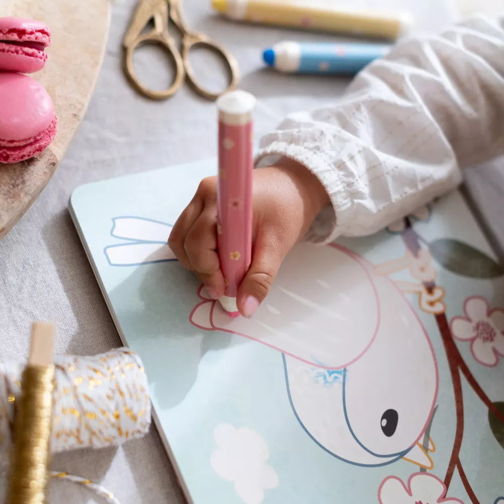 Bambina colora il Libro da Colorare Magico Rosa Little Dutch