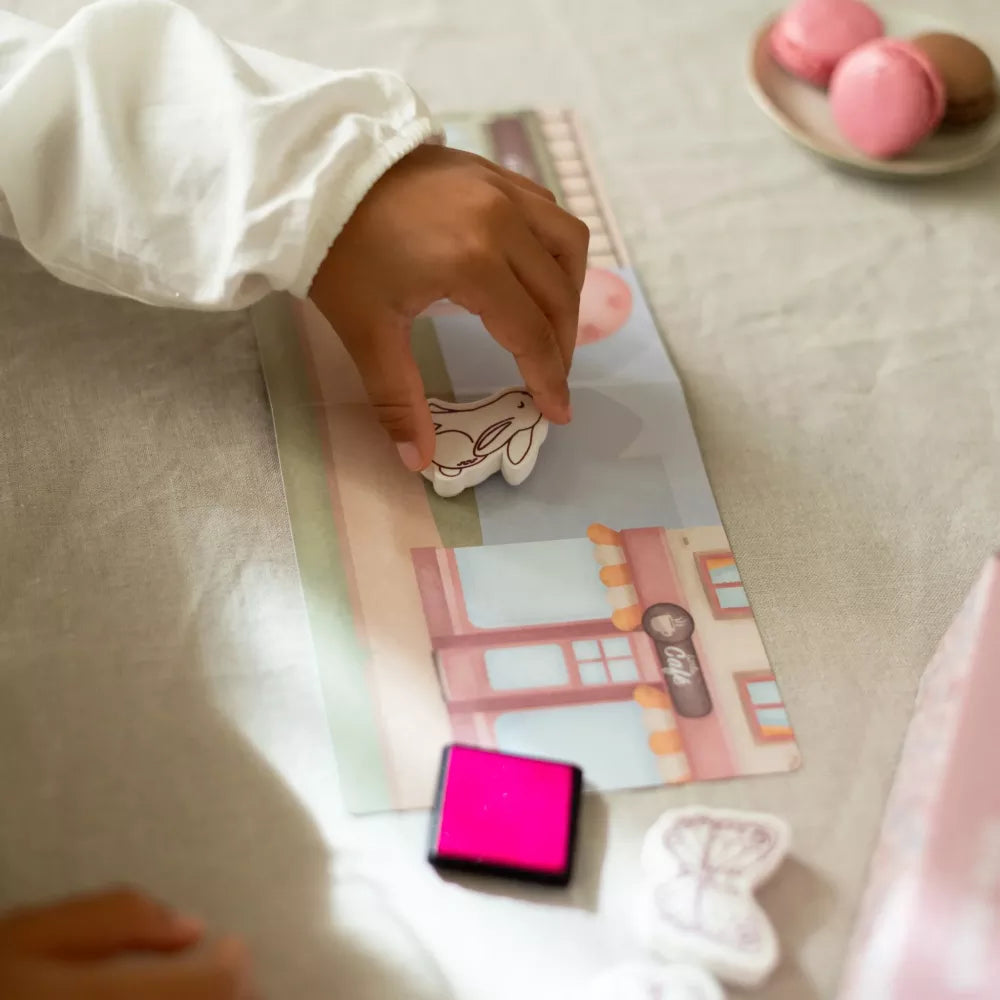 Bambina gioca con i timbri della Box Creativa XL Rosa Little Dutch