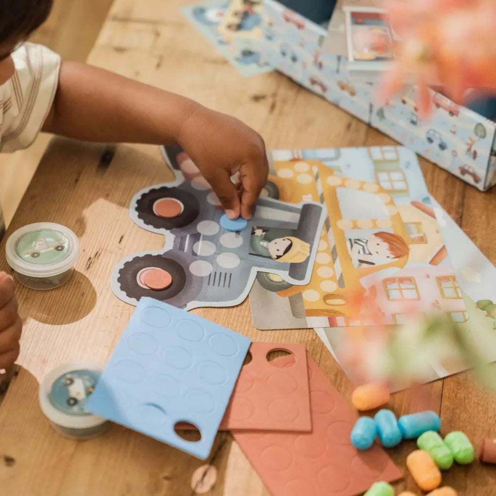 Bambino gioca con gli adesivi della Box Creativa XL Jim Little Dutch