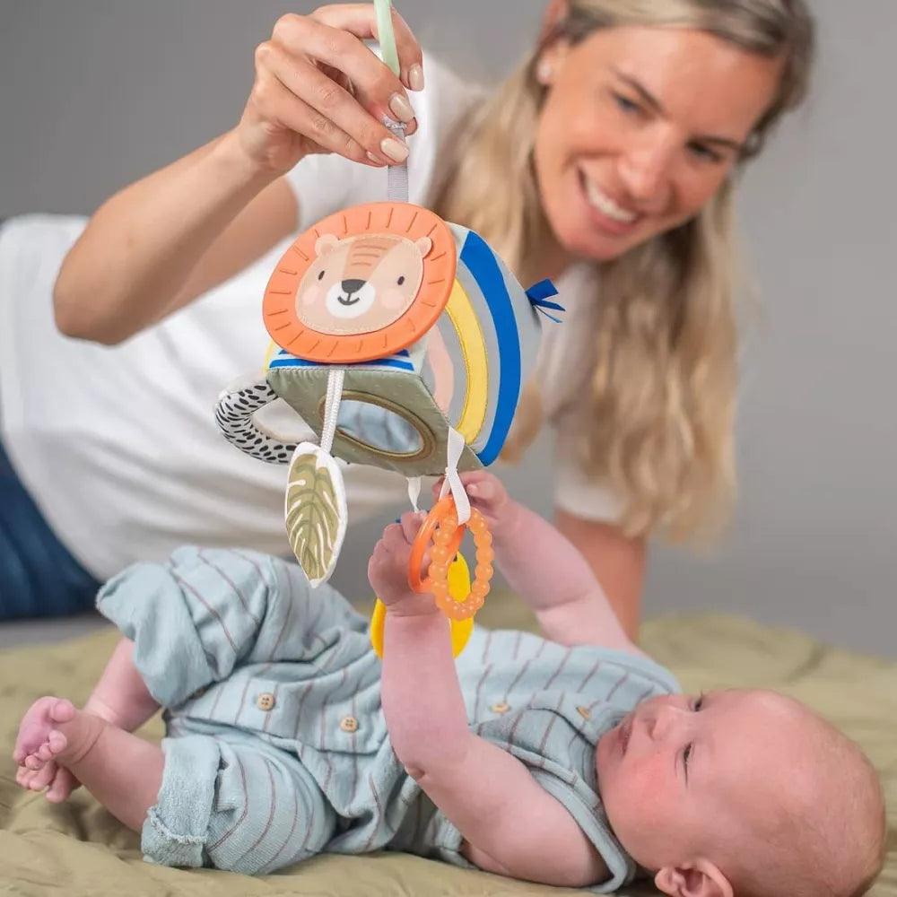 Bambino gioca con il Cubo in Stoffa Savannah Adventures Taf Toys